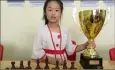  ?? (Photo B. D.) ?? Yi Xuan Wang avec sa coupe de championne de France dans son club à Nice.