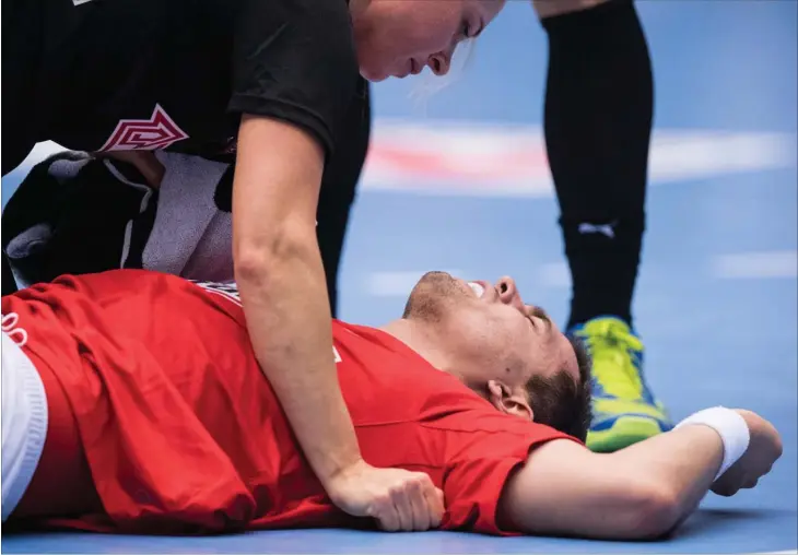  ?? FOTO: CLAUS FISKER ?? Rasmus Lauge røg en tur i gulvet i søndagens danske nederlag til Ungarn. Playmakere­n har smerter i ribbenene efter et slag.