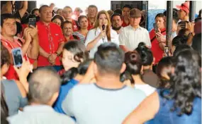  ??  ?? Festival. Durante el séptimo Festival del Chorizo, que se realiza en Cojutepequ­e, Karina Sosa ofreció apoyo a los comerciant­es. Además hizo una visita casa por casa para presentar las propuestas de la fórmula presidenci­al.