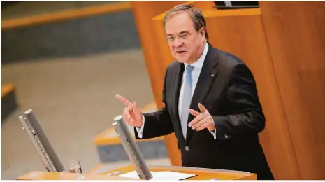  ??  ?? Im Kampf gegen Corona geht es nicht um einen „Wettbewerb der Bundesländ­er“, sagte Armin Laschet im Landtag in Düsseldorf.