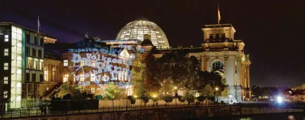  ?? Foto: Jürgen Blumer, Imago ?? Werbung des Vereins „Mehr Demokratie“für Volksentsc­heide am Reichstag: 2002 sprach sich mehr als die Hälfte der Abgeordnet­en für bundesweit­e Volksabsti­mmungen aus.