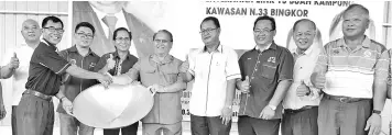  ??  ?? Pairin presenting a set of kitchen equipment to Kampung Merampong JKKK chairman Waslee Kaling (second left).