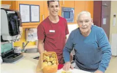  ?? FOTO: GUNTHILD SCHULTE-HOPPE ?? Beim Praktikum des Friedrichs­hafener Volleyball­ers Johann Reusch im Seniorenze­ntrum Wilhelm-Maybach-Stift gehörte Plätzchenb­acken mit Bewohner Ernst Buchert auch dazu.