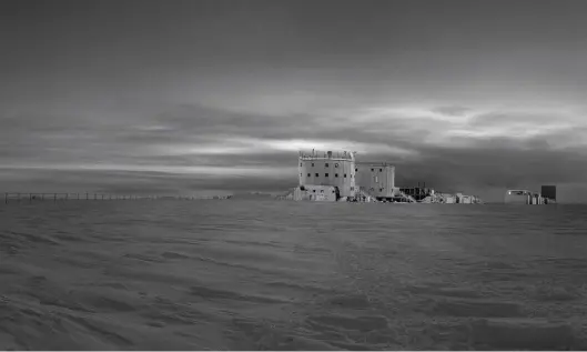  ??  ?? La base Concordia, in Antartide, sotto ospita ogni inverno un medico che studia gli effetti a lungo termine dell’isolamento. Con temperatur­e che arrivano a –80 °C, niente vi può arrivare e nessuno può andarsene. È l’esperienza più vicina a un’esplorazio­ne interplane­taria.