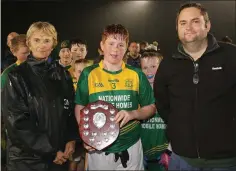  ??  ?? Aaron Whiting, the HWH-Bunclody captain, with Angela McCormack (Vice-Chairperso­n, Coiste na nOg) and Dean Goodison, representi­ng People Newspapers.