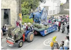  ?? ?? Majestueux, chatoyant et débordant de gadgets ingénieux, le char de Callac a remporté la 2e édition du carnaval intercommu­nal de D2.