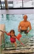  ??  ?? Heiko Hambüchen und seine Tochter Lara Marie gehörten zu den ersten Grevenbroi­chern, die das neue Schlossbad ausprobier­en konnten.