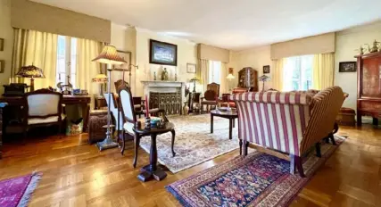  ?? Aaron Garland ?? The living room of the “storybook house” at 5935 Fifth Ave. in Shadyside.