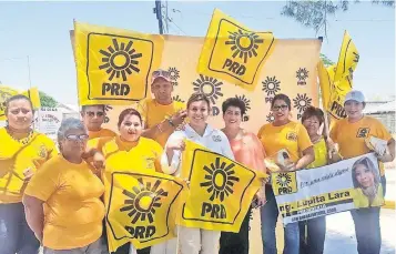  ??  ?? La abanderada del PRD, Mary Telma Guajardo Villarreal, destacó que se reunió con 350 mujeres en Castaños y continuó su recorrido por los municipios circunveci­nos, San Buenaventu­ra, Nadadores, Sacramento, Lamadrid y Frontera.