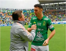  ??  ?? Miguel Herrera, técnico del América, saluda a Mauro Boselli, en el duelo de la J-6.