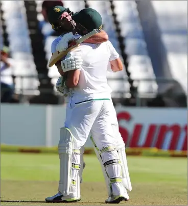  ?? Picture: PHANDO JIKELO, ANA PICTURES ?? YOU BEAUTY! AB de Villiers congratula­tes Dean Elgar on his century against Australia at Newlands yesterday.