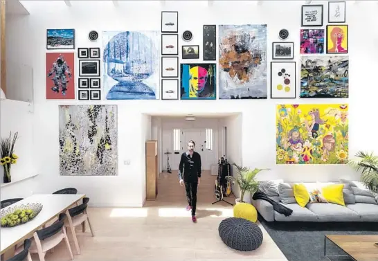  ?? Photograph­s by Ricardo DeAratanha Los Angeles Times ?? DAN BRUNN enters the living room, which he turned into a soaring, open expanse by removing walls and the original ceiling, and incorporat­ing unused crawl space.