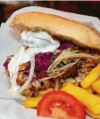  ?? Foto: Bernhard Weizenegge­r ?? Frisch und warm ist ein Döner appetitlic­h. Zurückgela­ssen auf dem Autodach sieht es schon anders aus, meint unsere Autorin.