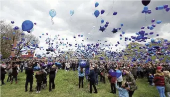  ?? LaPresse ?? Palloncini blu Il lancio fuori dall’ospedale pediatrico Alder Hey dove era ricoverato il bambino