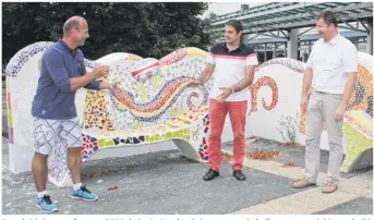  ??  ?? Franck Pépion, professeur d’EPS du lycée Kastler-Guitton, passe le ballon aux coprésiden­ts du FC Yonnais, Philippe Gardes et Patrice Lorieau.