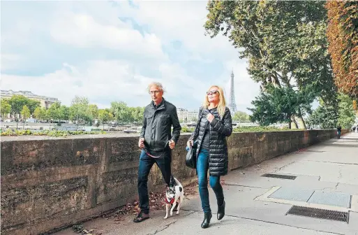  ?? ALEX CRETEY-SYSTERMANS PHOTOS/THE NEW YORK TIMES ?? The French cherish dogs. Their high, uncompromi­sing regard for them is pretty much world legend. So N.R. Kleinfeld and Susan Saiter Sullivan took Pip to Paris.