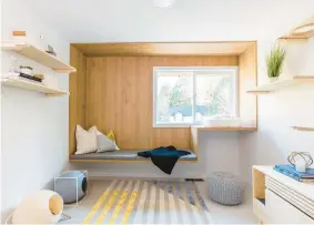  ?? JOHN GRANEN ?? A spare room designed by Anna Popov was converted to a reading room with climbing shelves and cubbies for cats to enjoy in Redmond, Washington.