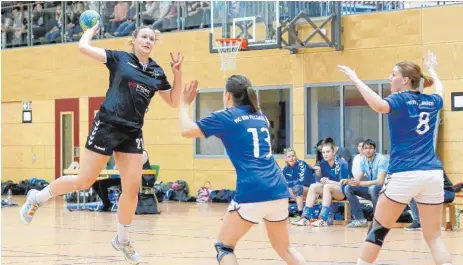  ?? FOTO: ALHO ?? Machen gegen das Team von BW Feldkirch II zu wenig aus ihren Möglichkei­ten: Ann-Kathrin Messner (am Ball) und ihr TV Kressbronn I.