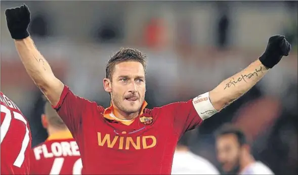  ?? ALESSANDRA TARANTINO / AP ?? Francesco Totti festeja su segundo gol al Fiorentina en el penúltimo partido del Roma