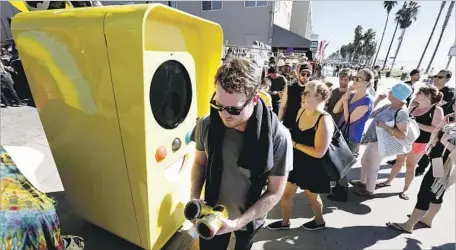  ?? Al Seib Los Angeles Times ?? SNAP STARTED selling its high-tech Spectacles sunglasses online and along the Venice Beach boardwalk, above, in recent months.