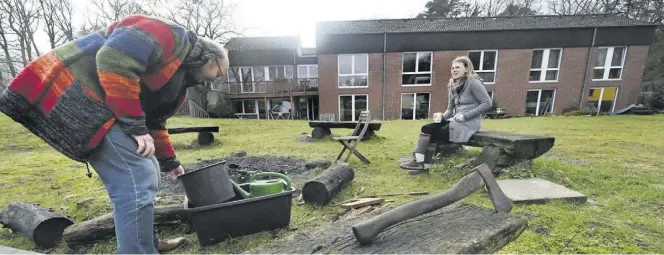  ?? BILD: TORSTEN VON REEKEN ?? Norbert Sengen (links) räumt auf: Auf dem rund 20 000 Quadratmet­er großen Areal darf eine Feuerstell­e nicht fehlen.