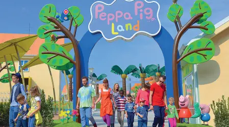  ??  ?? Peppa Pig L’ingresso della nuova area a Gardaland: villaggio, attrazioni e personaggi a tema Peppa