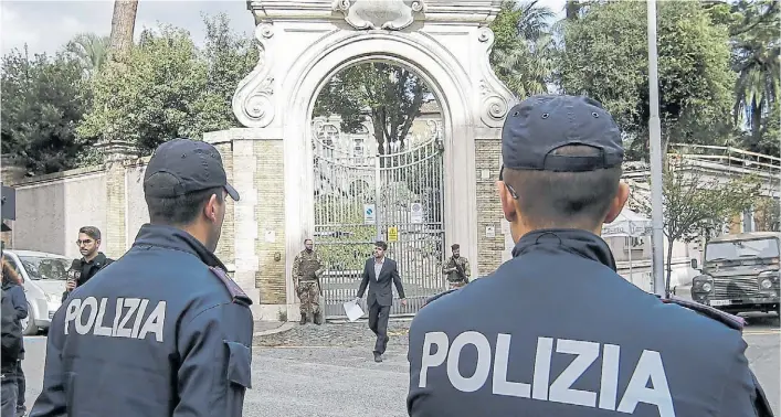  ?? ANSA ?? Vigilancia. Los carabinier­i montan guardia ante la puerta de entrada de la Nunciatura. Los restos fueron hallados por albañiles en los sótanos del edificio en Villa Borghese.