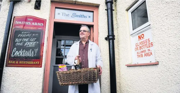  ?? Pictures: Robert Melen ?? Eric Payne, who goes from pub to pub selling fresh food from a wicker basket.