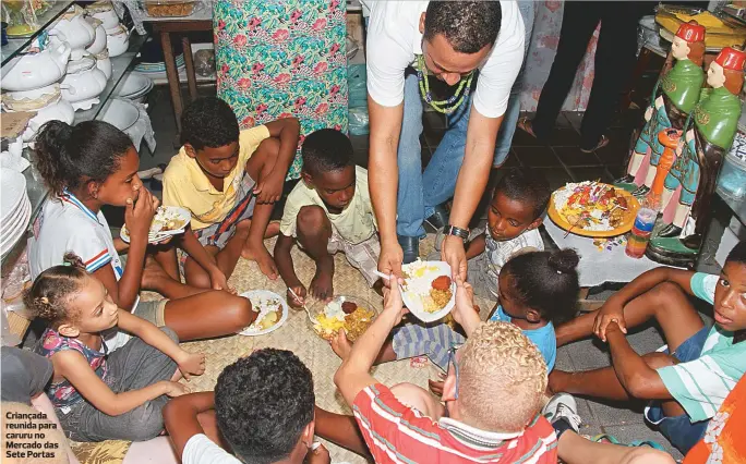  ??  ?? Criançada reunida para caruru no Mercado das Sete Portas