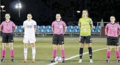  ??  ?? Las capitanas de Real Madrid y Santa Teresa junto al trío arbitral.