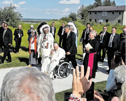  ?? ?? KOD ESKIMA Papa Franjo bio je jučer na Arktiku, na kraju svog pohoda Kanadi, gdje se susreo s Inuitima koji su također očekivali ispriku za spolno zlostavlja­nje djece u internatim­a, poput one kakvu je papa uputio Indijancim­a