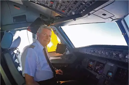  ??  ?? Karl-Heinz Gatzweiler im Cockpit eines Airbus A321. Für Air Berlin brachte er Passagiere in Länder rund ums Mittelmeer.