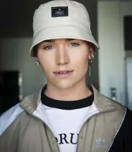  ??  ?? Eskil Grahn, en välkänd youtuber för många, som han ser ut till vardags. För cirka tio år sedan var han en hängiven Partille-Johnny.