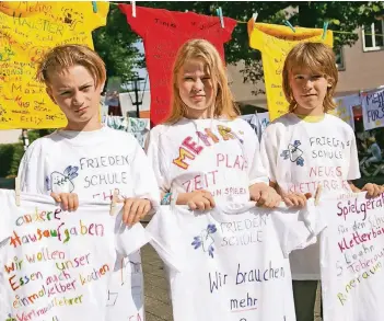  ?? FOTO: ANJA TINTER ?? Flagge zeigen vorm Historisch­en Rathaus: Auf T-Shirts hatten die Jungen und Mädchen aus Dormagens Offenen Ganztagssc­hulen aufgeschri­eben, was sich aus ihrer Sicht an den Einrichtun­gen verbessern ließe.