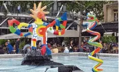 ??  ?? Hier siehst du einen Teil des berühmten „Strawinski Brunnen“in der Stadt Paris. Er wurde von Niki de Saint Phalle und ihrem Ehemann Jean Tinguely gestaltet.
