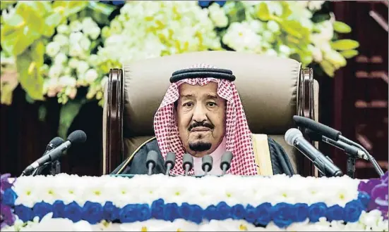  ?? BANDAR AL-JALOUD / AFP ?? El rey Salman bin Abdulaziz, ayer ante el Consejo de la Shura, en una imagen oficial