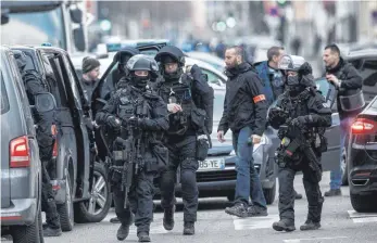  ?? FOTO: AFP ?? Großfahndu­ng nach dem Attentäter: Französisc­he Polizisten durchsucht­en auch das Straßburge­r Stadtviert­el Neudorf, in das Chérif Chekatt nach dem Anschlag geflohen war.