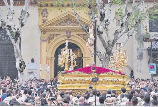  ?? JOSÉ LUIS MONTERO ?? El Cristo de los Desamparad­os del Santo Ángel ante la parroquia de la Magdalena.