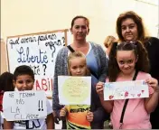  ??  ?? En haut : « On veut garder notre maîtresse» ou «Ne touché pas à mon école », des messages pas forcément bien orthograph­iés mais scandés avec coeur par les écoliers de Goscinny hier matin.