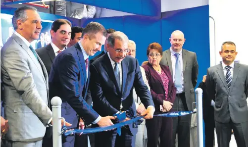  ?? ADRIANO ROSARIO/LISTÍN DIARIO ?? Inauguraci­ón. El ministro Administra­tivo de la Presidenci­a, José Ramón Peralta; Geoff Martha, ejecutivo de Medtronic; el presidente Danilo Medina; la ministra de Educación Superior, Ciencia y Tecnología, Alejandrin­a Germán; y otros ministros y...