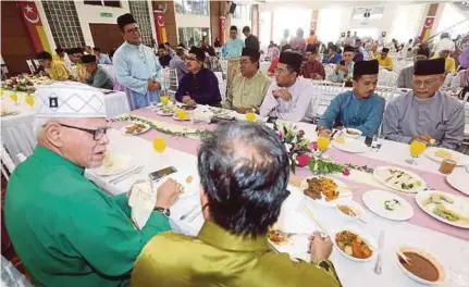  ?? (Foto Saddam Yusoff /BH) ?? Amirudin beramah mesra bersama tetamu pada Majlis Sambutan Aidiladha di kediaman rasmi Menteri Besar, di Shah Alam, semalam.