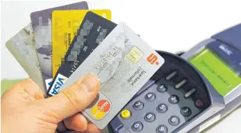  ?? FOTO: DPA ?? Verkäufer mit Kreditkart­en verschiede­ner Anbieter: Experten warnen, nicht alle Kreditkart­en bieten auch gute Vorteile für den Kunden.