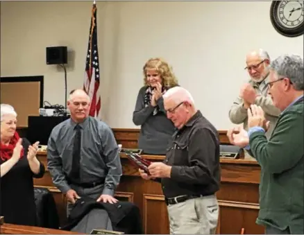  ?? CHARLES PRITCHARD - ONEIDA DAILY DISPATCH ?? Ward 3Councilor Erwin Smith receives a standing ovation from his fellow councilors on Dec. 192017