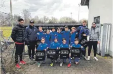  ?? FOTO: PRIVAT ?? Die Mannschaft des FV Ravensburg gewinnt das Turnier. Bad Saulgaus Turnierdir­ektor Can Ünal (links) freut sich über die guten Leistungen der Mannschaft­en.