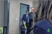  ??  ?? Pillada.
La Sexta mostró ayer una imagen del árbitro Paradas Romero saliendo de El Madrigal con una bolsa de regalos del Villarreal en 2012.