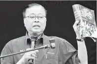  ??  ?? MENTERI Kemajuan Luar Bandar dan Wilayah Datuk Seri Ismail Sabri Yaakob menunjukka­n Manifesto Barisan Nasional pada pelancaran Jentera BN P90 Parlimen Bera di Kompleks Rakan Muda pada Ahad.