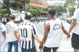  ?? Foto Afp ?? En Sao Paulo, un centenar de seguidores del ex astro le manifestar­on sus deseos de que se recupere.