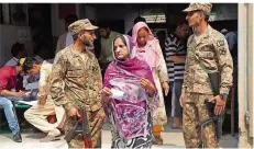  ?? FOTO: CHAUDARY/DPA ?? Soldaten bewachten die Wahllokale in Pakistan. Die Maßnahme sollte die Sicherheit der Wähler erhöhen.