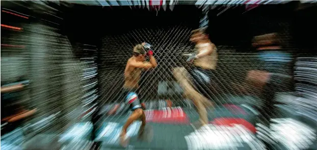  ?? Foto: imago/Oliver Ruhnke ?? Mixed Martial Arts ist aktionsgel­aden und verbindet große Zielgruppe­n. Boxen, Kickboxen, Judo und viele andere Techniken kommen bei diesem Vollkontak­tsport zum Einsatz.