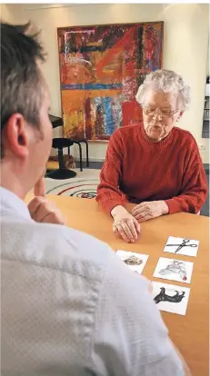  ?? FOTO: DEUTSCHER BUNDESVERB­AND FÜR LOGOPÄDIE ?? Eine Wortabrufü­bung mit alltagsrel­evantem Bildmateri­al bei einer Patientin mit Aphasie.